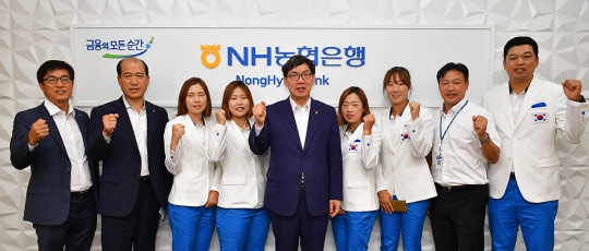 이대훈 NH농협은행 은행장(가운데)와 NH농협은행 스포츠단 국가대표 선수단이 제18회 아시안게임 출전을 앞두고 기념 사진을 찍고 있다. NH농협은행 제공 (왼쪽부터 홍보국장 서덕문, 수석부행장 최창수, 정구 국가대표 김영혜, 정구 국가대표 문혜경, 은행장 이대훈, 정구 국가대표 백설, 테니스 국가대표 최지희, 스포츠단장 박용국, 정구 국가대표 감독 유영동)